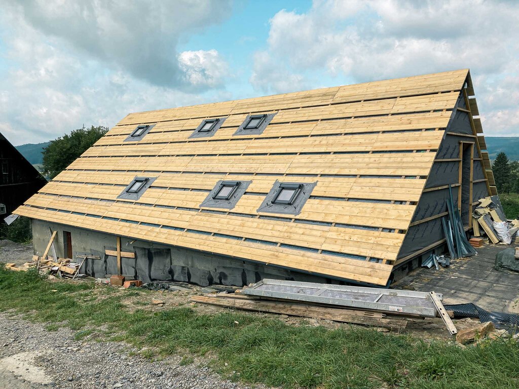 Návrh, výroba a montáž stropu, krovu a obkladu rodinného domu