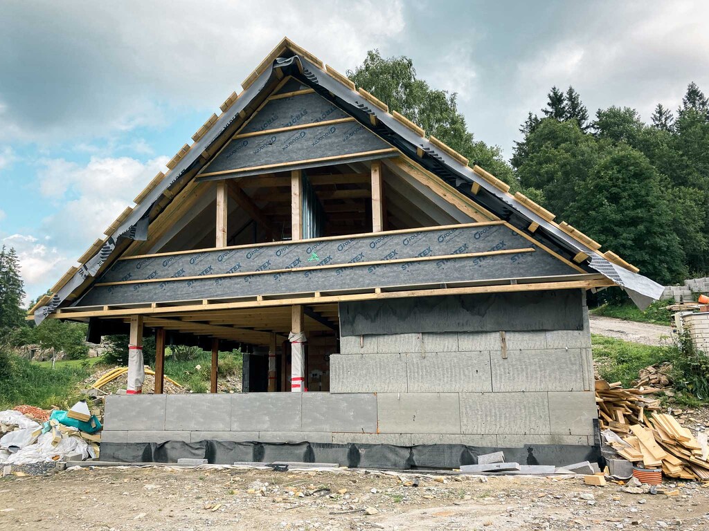 Návrh, výroba a montáž stropu, krovu a obkladu rodinného domu