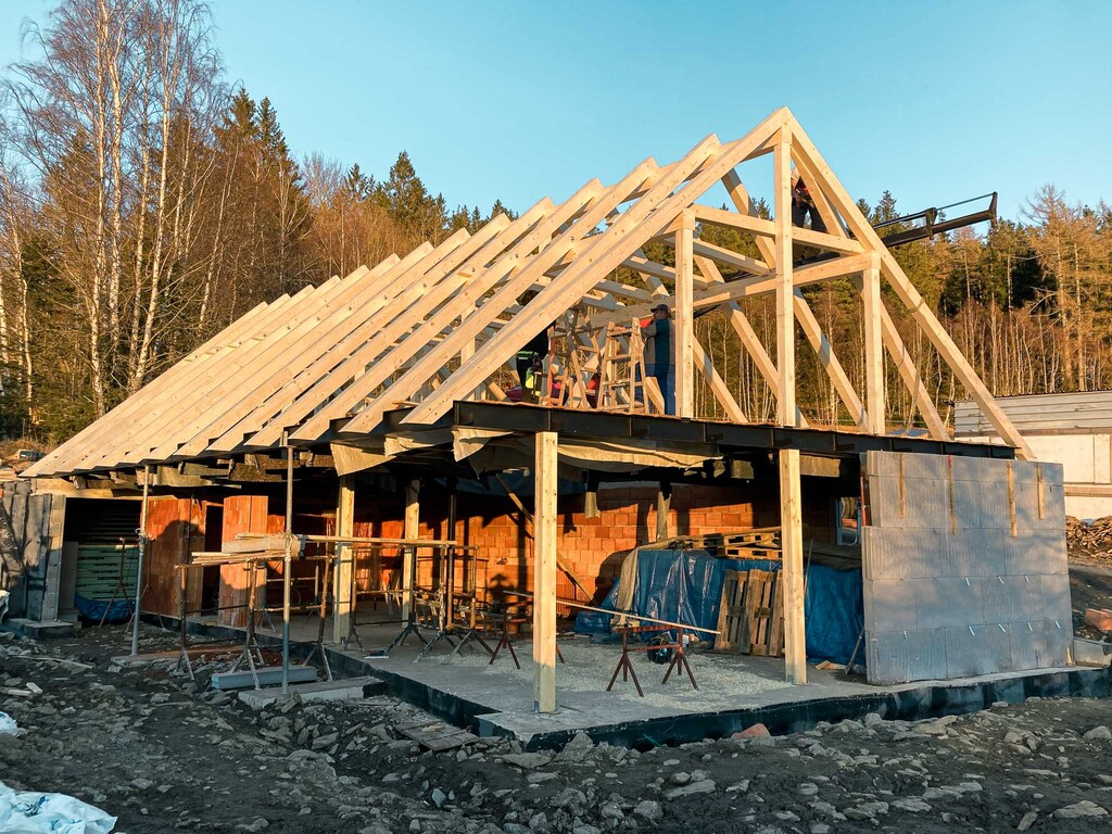Návrh, výroba a montáž stropu, krovu a obkladu rodinného domu